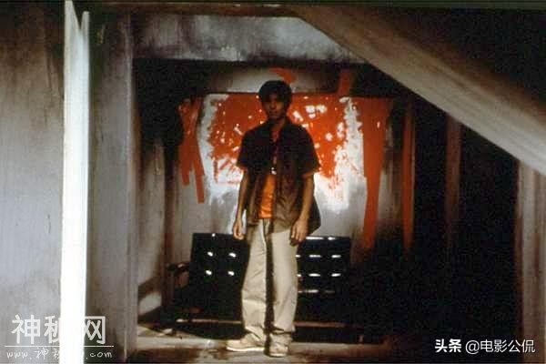 2001年日本恐怖片《回路》：要么直接快进，那段灵异画面最好别看-14.jpg