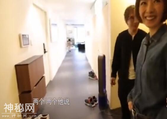 刘谦自爆搜集了一整柜皮鞋和香水，皮鞋只擦不穿，香水只看不用-12.jpg