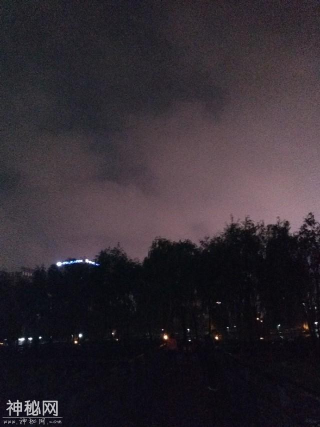 此刻，我相信长春八月十五夜的雨停了，偶拍到飞碟飞-1.jpg