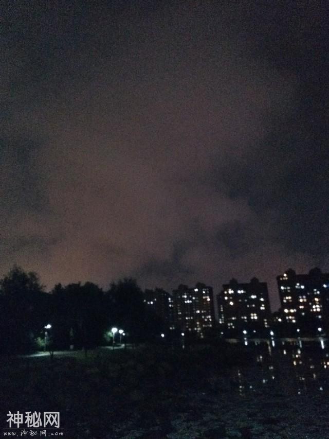 此刻，我相信长春八月十五夜的雨停了，偶拍到飞碟飞-2.jpg