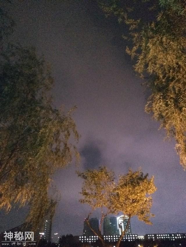 此刻，我相信长春八月十五夜的雨停了，偶拍到飞碟飞-7.jpg