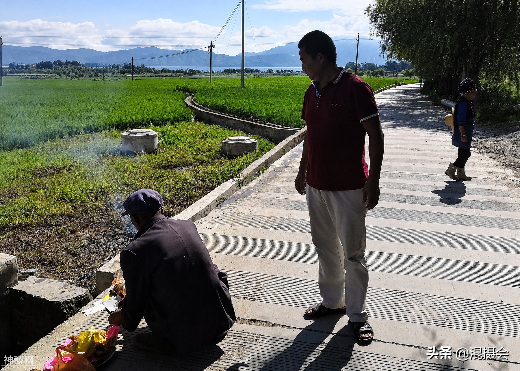 火把节彻夜狂欢，遍地残留白族人家如何处理？民俗古法显环保和谐-12.jpg