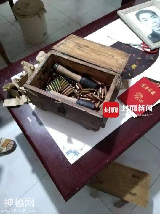 七旬老人清理房间发现200多发子弹2枚手榴弹-1.jpg