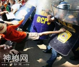 搞笑GIF：就想知道后来这男的怎么样了-4.jpg