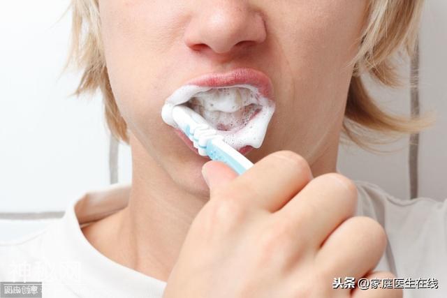 刷牙恶心干呕是怎么回事？或是这4种疾病的信号，要小心-2.jpg
