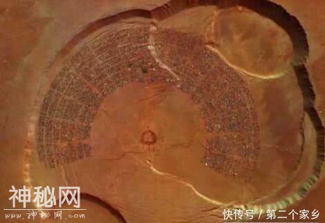 火星发现惊骇一幕，一架巨型飞碟软着陆，地球文明被甩出老远-1.jpg