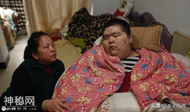 石家庄26岁小伙患“怪病”，4年体重飙涨到500斤，央求母亲安乐死-3.jpg