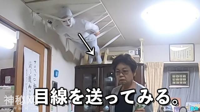 日本男子装扮恐怖藏身天花板，测试多久能被奶奶发现，然而……-4.jpg