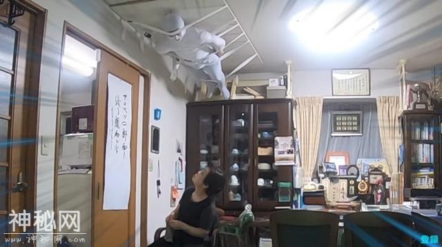 日本男子装扮恐怖藏身天花板，测试多久能被奶奶发现，然而……-7.jpg
