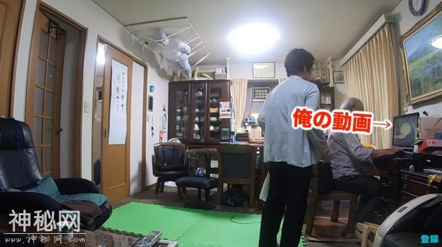 日本男子装扮恐怖藏身天花板，测试多久能被奶奶发现，然而……-5.jpg