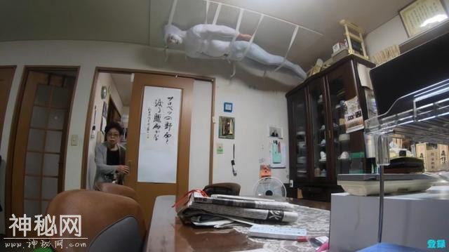 日本男子装扮恐怖藏身天花板，测试多久能被奶奶发现，然而……-2.jpg