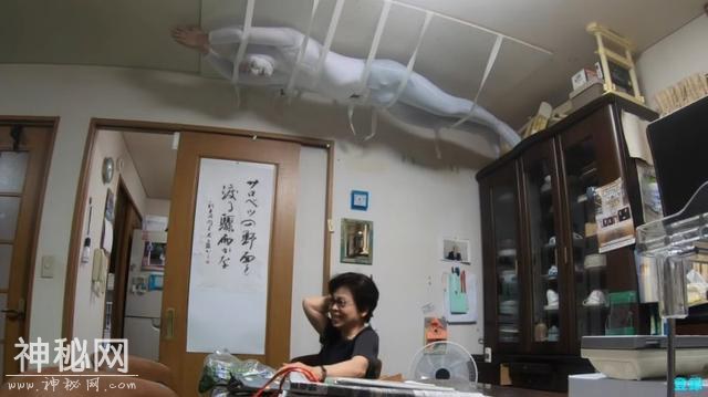 日本男子装扮恐怖藏身天花板，测试多久能被奶奶发现，然而……-10.jpg