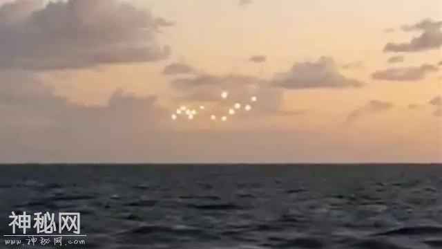 美国空中出现一群不明飞行物，视频网上走红-1.jpg