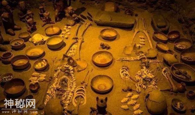 考古队员一脚踹出一间密室，出土价值1亿的“金牛”！-5.jpg