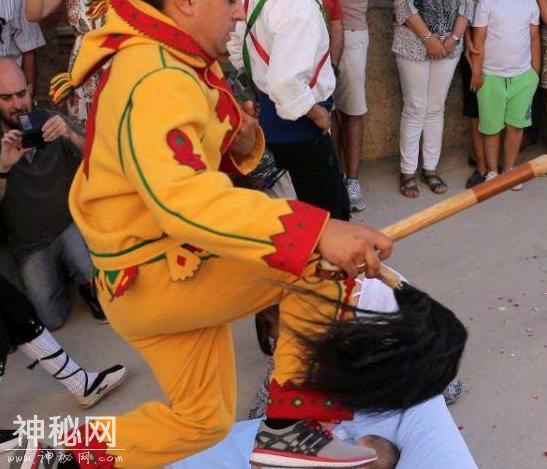 国外这一习俗很吓人，男人扮恶魔在婴儿身上跳跃-2.jpg