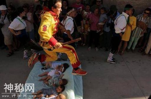 国外这一习俗很吓人，男人扮恶魔在婴儿身上跳跃-4.jpg