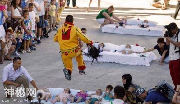 国外这一习俗很吓人，男人扮恶魔在婴儿身上跳跃-3.jpg