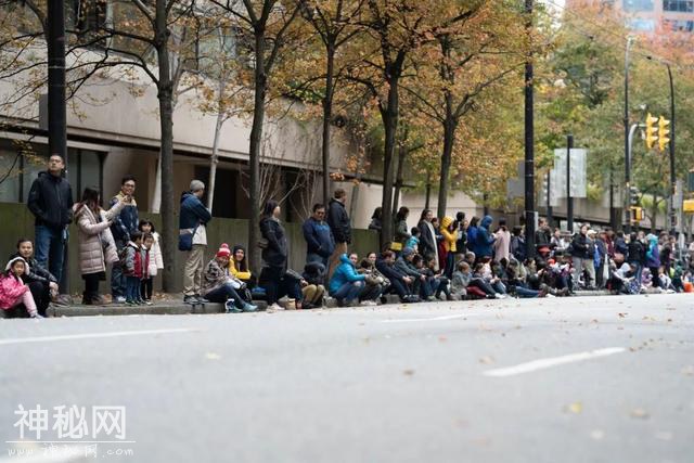 刚刚！近10万人聚集在温哥华市中心，高呼“见鬼了”-2.jpg