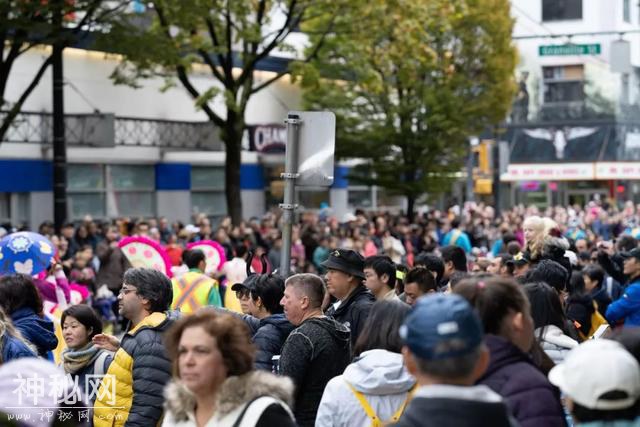 刚刚！近10万人聚集在温哥华市中心，高呼“见鬼了”-6.jpg