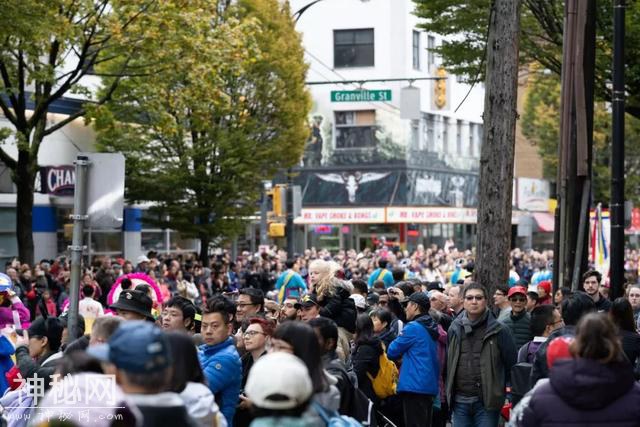 刚刚！近10万人聚集在温哥华市中心，高呼“见鬼了”-7.jpg