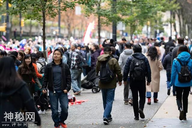 刚刚！近10万人聚集在温哥华市中心，高呼“见鬼了”-4.jpg