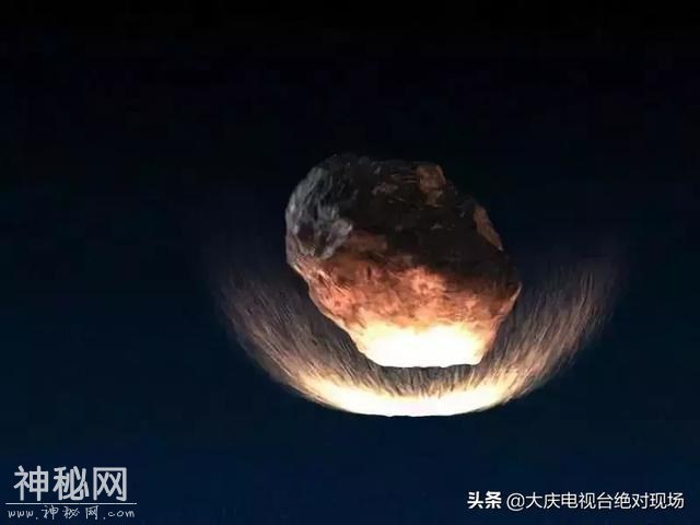 今天凌晨，大庆上空发现不明飞行物！吉林、大庆、哈尔滨等多地网友拍下视频，天空火光一片-7.jpg