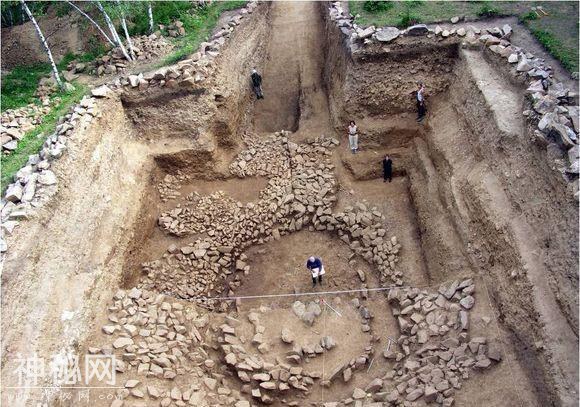 匈奴古墓中发现大量矮人遗骸，画面不忍直视，专家大怒：这是婴儿-1.jpg