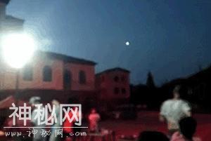 青岛天空惊现不明飞行物，疑似UFO！被不少市民亲眼看到……-2.jpg