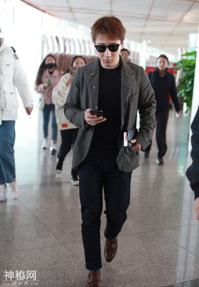 43岁刘谦现身机场，穿西服套装搭皮鞋好绅士，素颜出镜大方自然-6.jpg