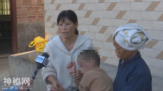 富宁9岁男孩患怪病 每天打头撕咬自虐-6.jpg