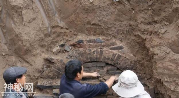 东汉古墓发掘，墓中一活物2000年不死，专家说不可能，怎么回事-3.jpg