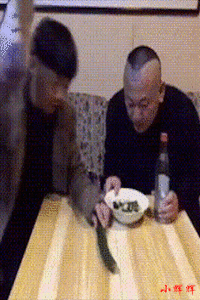 搞笑笑话：昨天坐高铁，旁边的一个男人打电*话说：老婆，想你..-2.jpg