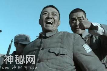 《亮剑》穿帮镜头太搞笑，出现了面包车不算啥，收音话筒才有意思-1.jpg