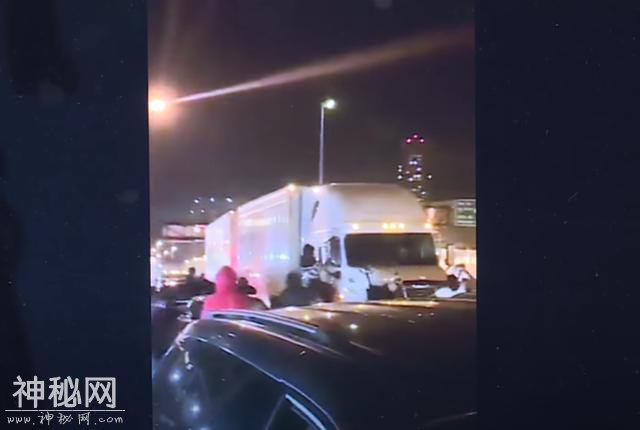 美国局势已失控！一男子在骚乱现场被货车碾死，大油罐车冲向人群-1.jpg