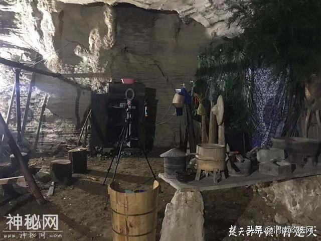 湖北男子住山洞当野人 穿树皮草鞋挑战原始生存888天-3.jpg