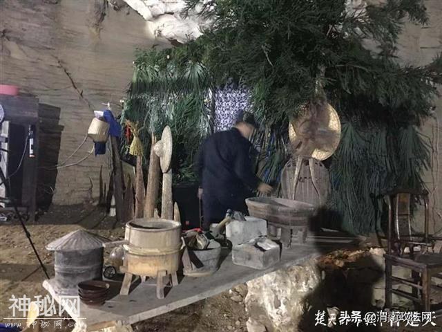 湖北男子住山洞当野人 穿树皮草鞋挑战原始生存888天-6.jpg