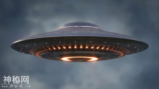 美军方正式公布UFO视频：瞬间加速，闪烁两秒后消失无踪-3.jpg