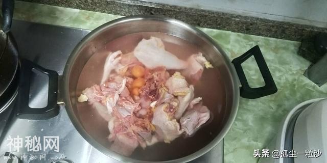 一只老母鸡，先煮一锅鸡汤，再配点黄花菜炖一锅美食，真香-3.jpg