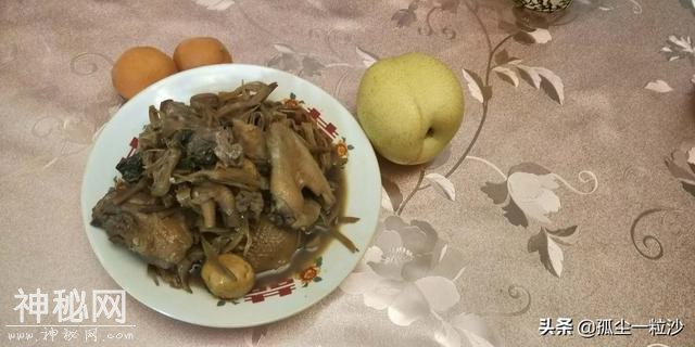 一只老母鸡，先煮一锅鸡汤，再配点黄花菜炖一锅美食，真香-1.jpg