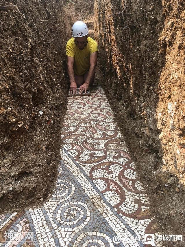 考古人员在意大利北部发现古罗马马赛克地板 (/2)-1.jpg