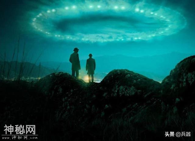 美军曝光铁证：UFO不明飞行物是真的！浑身发光，飞行能力惊人！-4.jpg