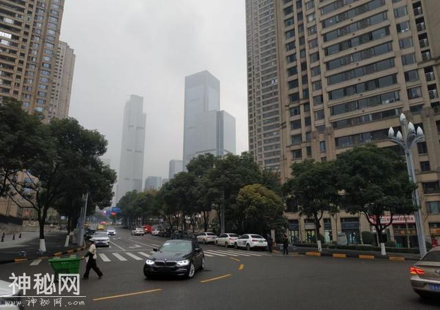 劲爆！炒房团资金崩盘，江北嘴顶豪小区沦为鬼楼，十年不涨亏上亿-25.jpg