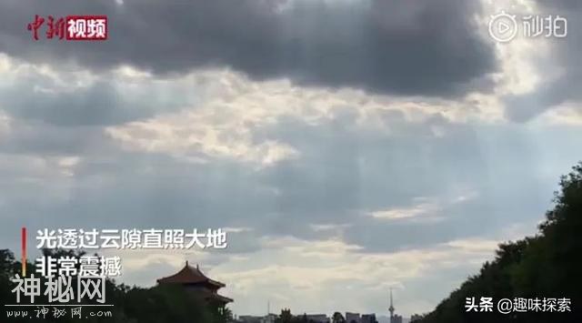昨日，我国故宫天空出现多道光芒，是“云隙光”自然现象造成-2.jpg