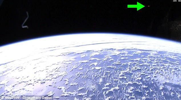 地球已被外星人包围？NASA空间站直播现不明飞行物，不止一个！-1.jpg