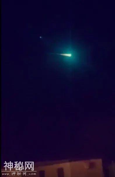 澳洲夜空惊现“神秘UFO”！全身发绿光！划破天空！网友都看傻了-6.jpg