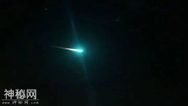 澳洲夜空惊现“神秘UFO”！全身发绿光！划破天空！网友都看傻了-8.jpg