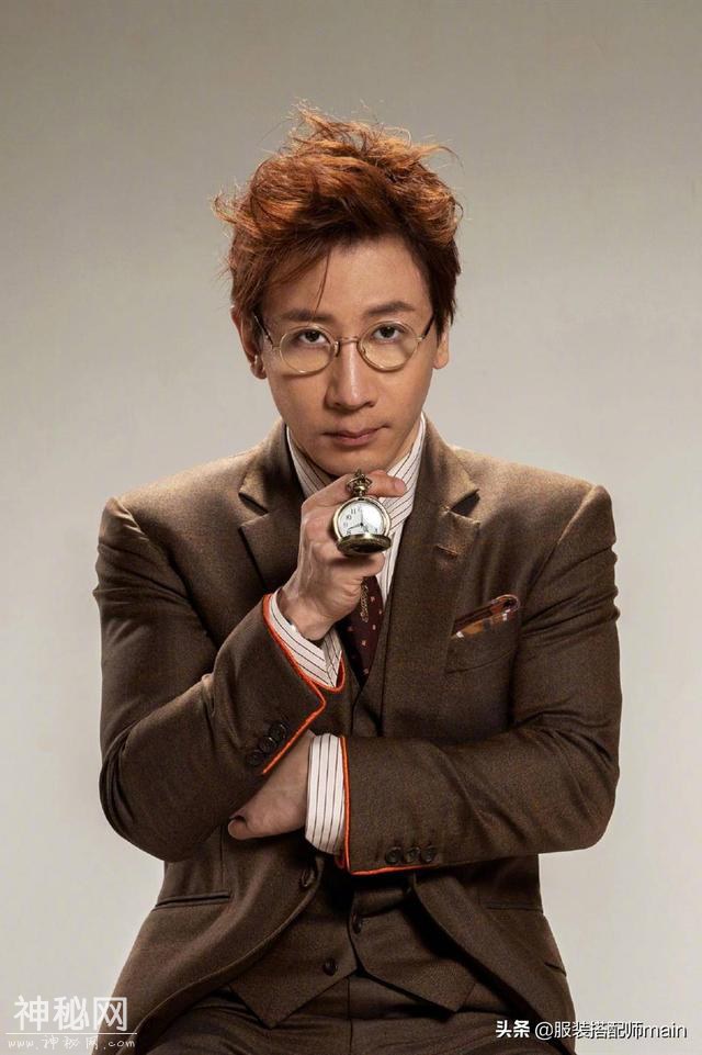 魔术师刘谦穿西装儒雅干练，44岁脸上不见皱纹，换发型像变了个人-4.jpg