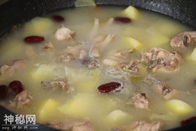 炖鸡汤，直接下锅炖大错特错，多加一步，鸡汤鲜美浓白，鸡肉不柴-1.jpg
