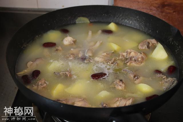 炖鸡汤，直接下锅炖大错特错，多加一步，鸡汤鲜美浓白，鸡肉不柴-2.jpg