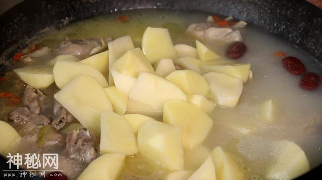 炖鸡汤，直接下锅炖大错特错，多加一步，鸡汤鲜美浓白，鸡肉不柴-3.jpg